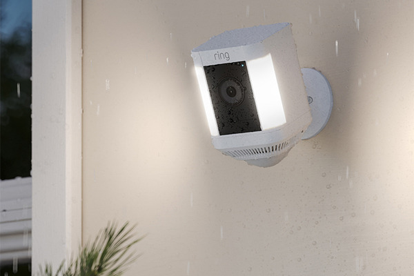 Amazon、屋外用センサーライト付きセキュリティカメラ「Spotlight Cam