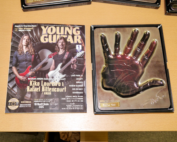 ヤングギター新年号の特別付録「5大ギタリストの手形レプリカ」が