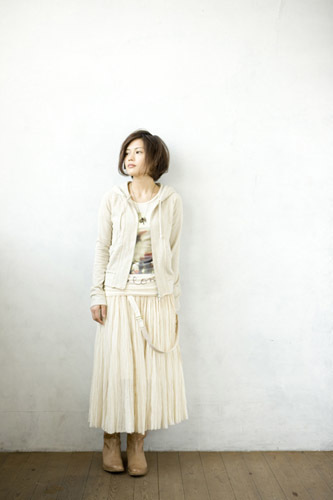 YUI、両A面シングル『It's My Life / Your Heaven』を来年1月26日