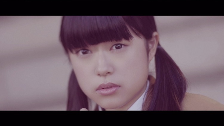 Little Glee Monster、初の制服姿を披露。1万枚限定シングル“はじまり