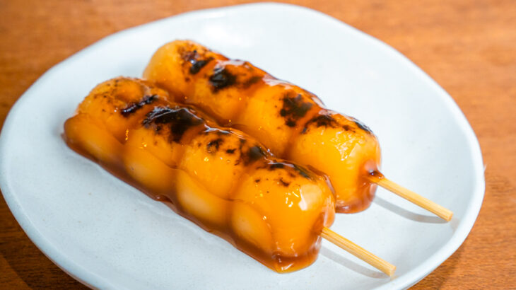 昔ながらの美味しさ！もっちり甘辛な「みたらし団子」でほっと一息