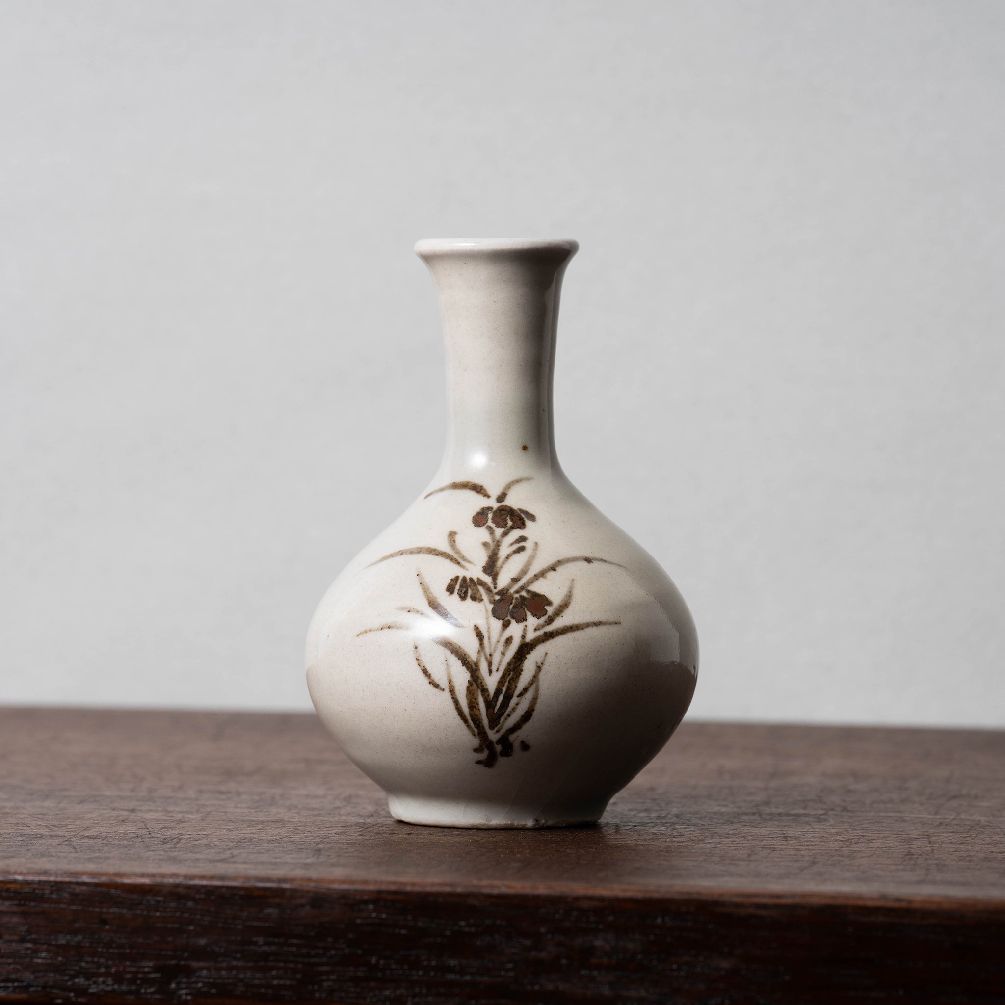 李朝 分院手白磁鉄絵草花文瓶 – 燦禾 SANKA