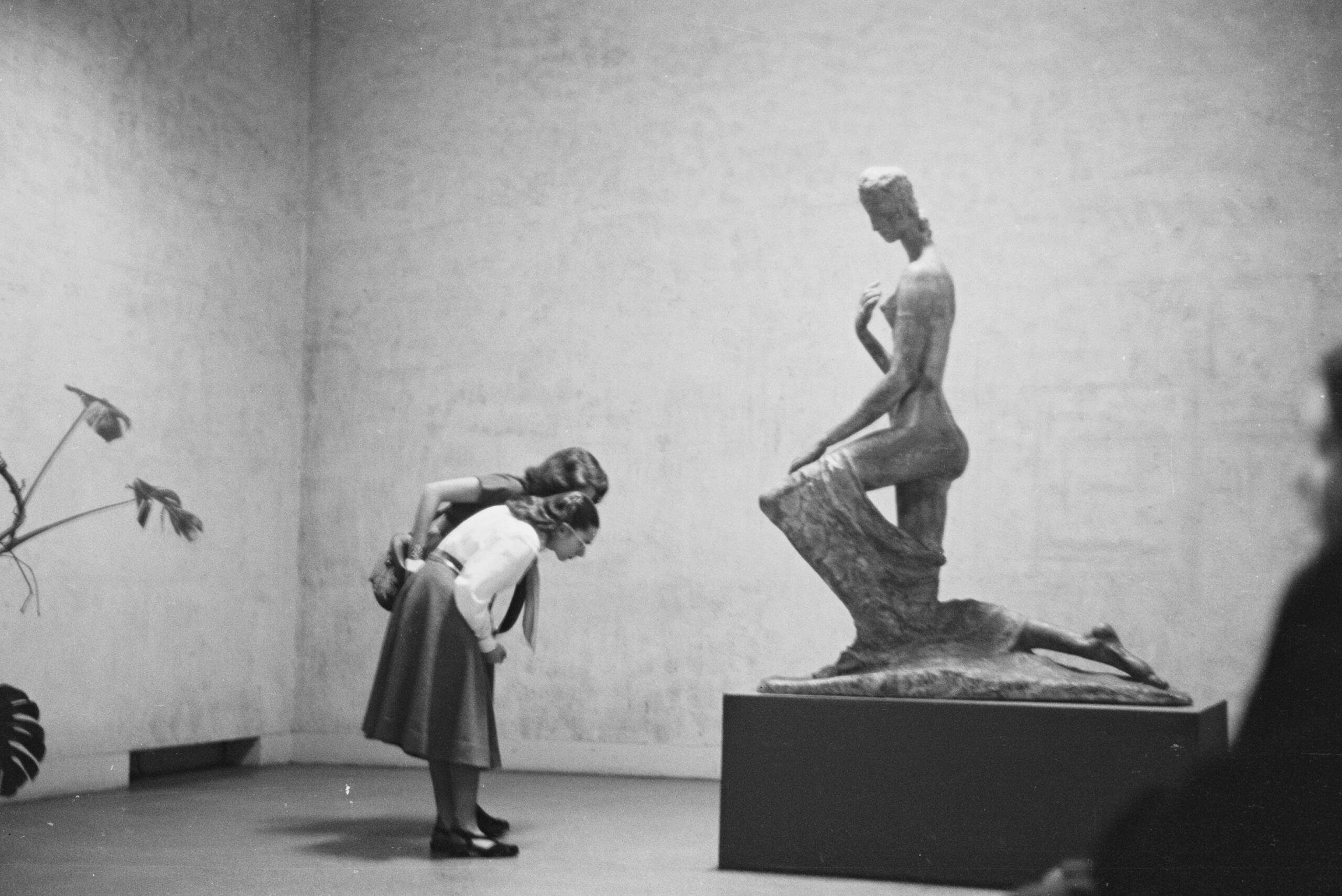 Ruth Orkin (1921-1985) [NM] : Woman looking at art, NYC, 1948