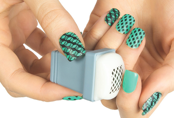 夏気分全開！トロピカルなスタンプネイル『MoYou London』で簡単、ハイ