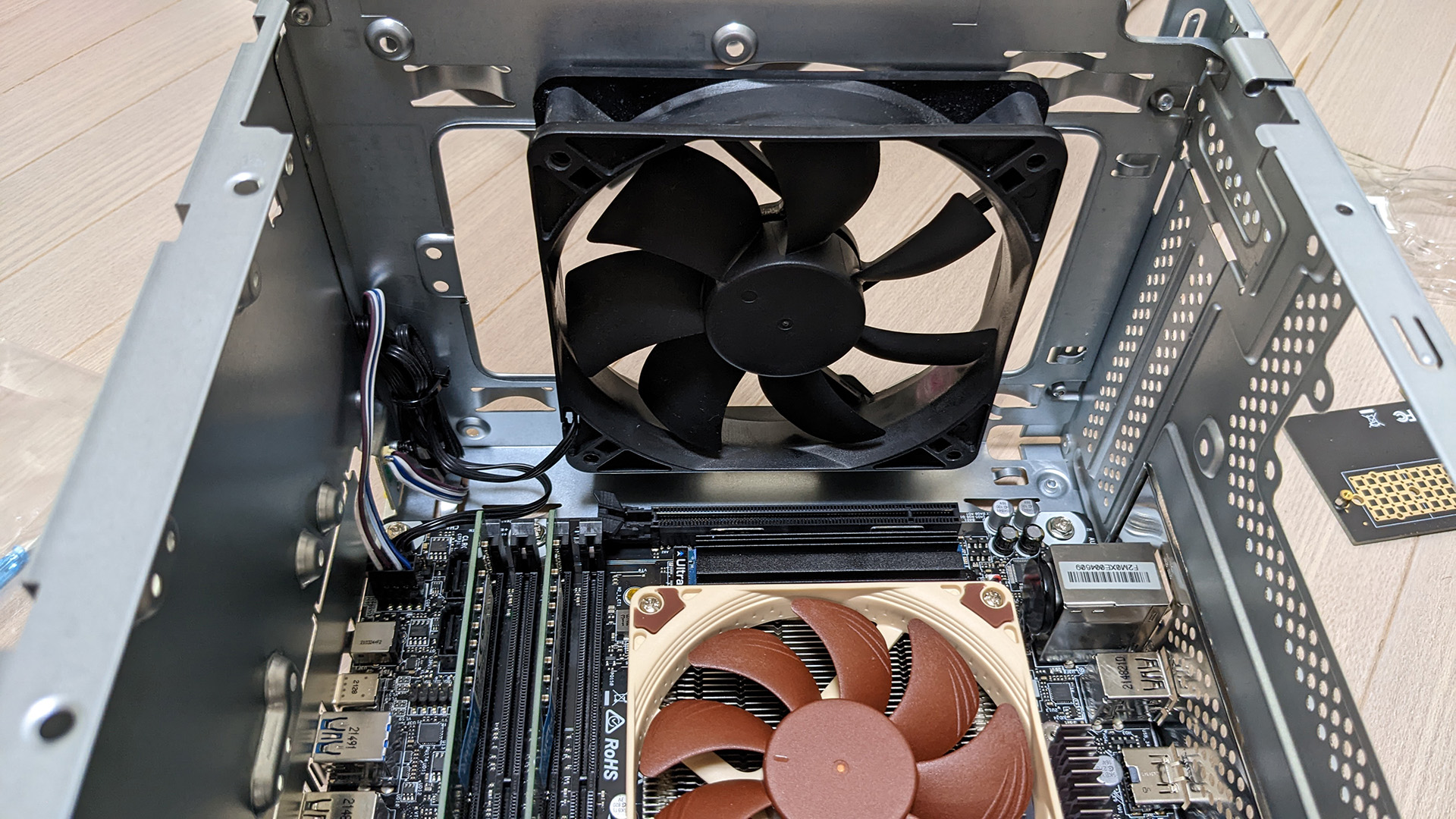 ASRock DeskMeet X300とRyzen5 5600Gで小型PCを作る！デスク上に置ける