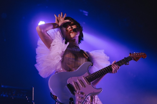 Rei、ニュー・ミニ・アルバム『XINGS』リード曲「GUITARHOLIC」MV公開