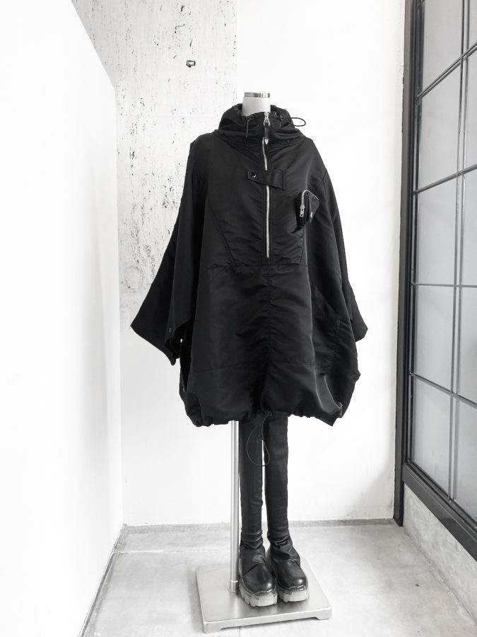 TOGA PULLA / NYLON TWILL PONCHO – six