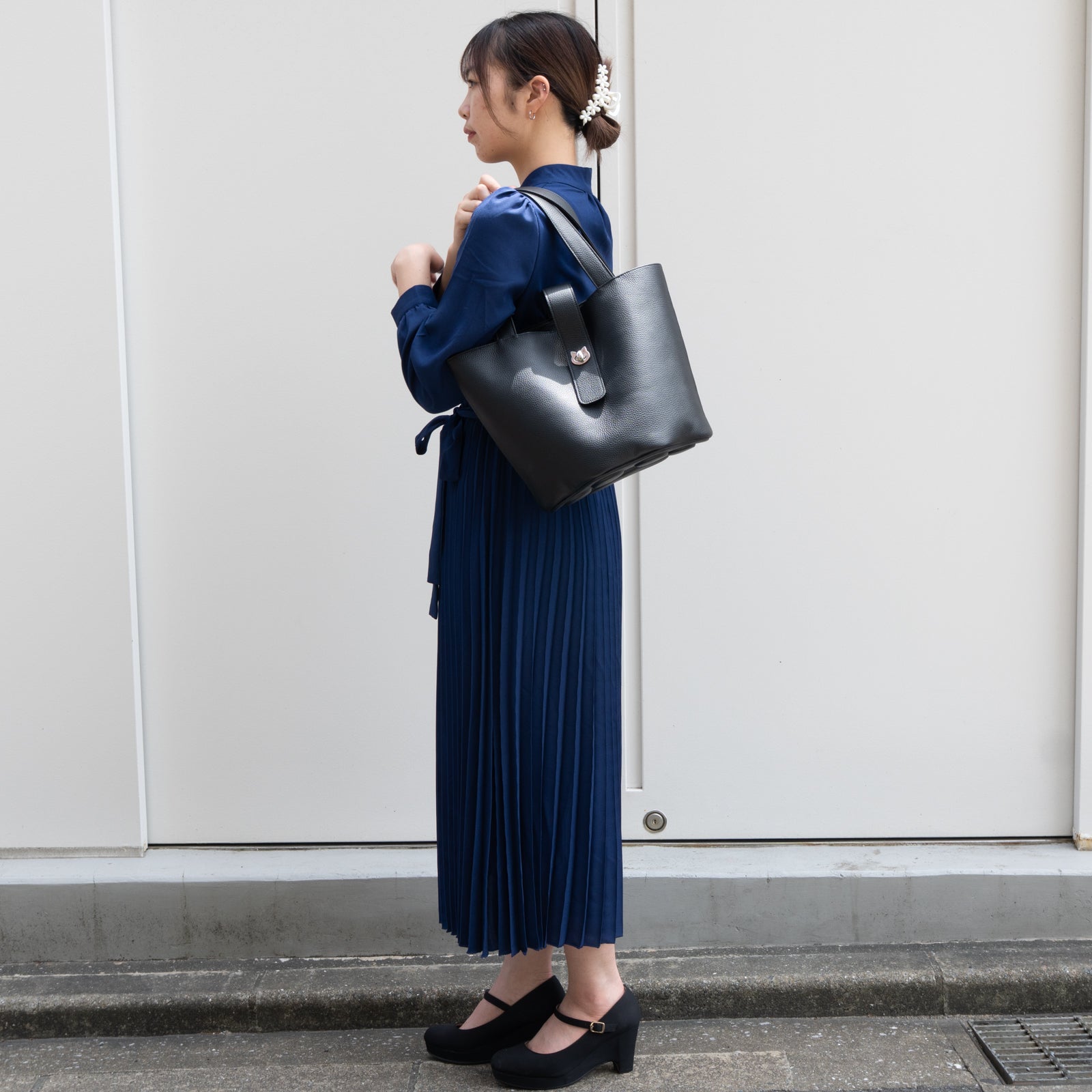 バケットバッグバッグ・PAW グランデ キュイール・マッシュ / ブラック