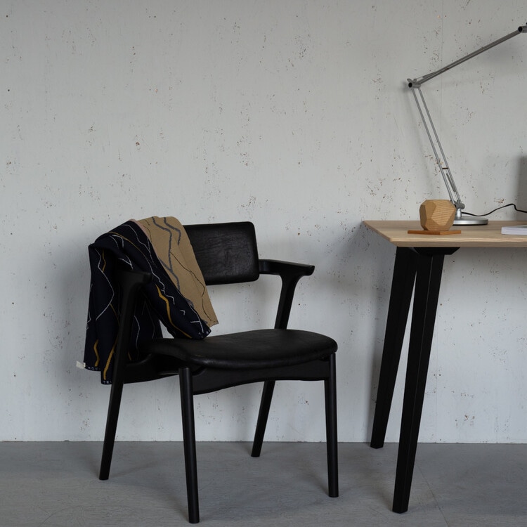 キャプラ ハーフアームチェア(ジェットブラック) | 平田椅子製作所