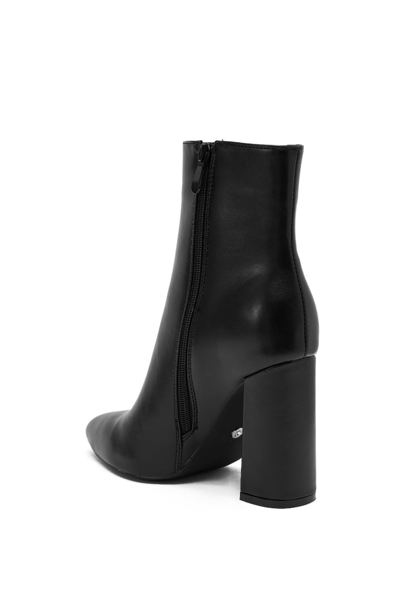 AZALEA WANG JESSABELL BLACK CHUNKY BOOTIE – AKIRA