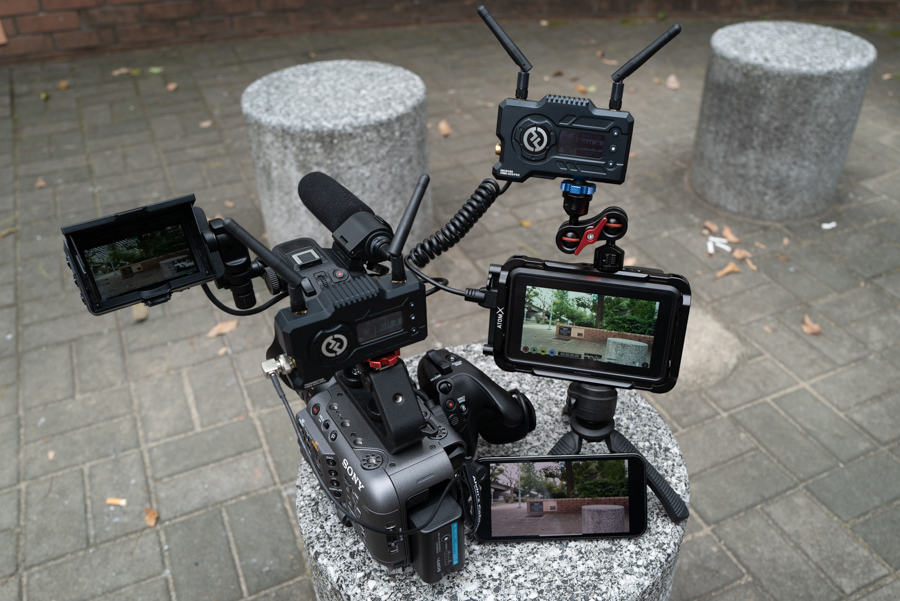 屋外で「Hollyland MARS 400S PRO」を使って映像をワイヤレス伝送して