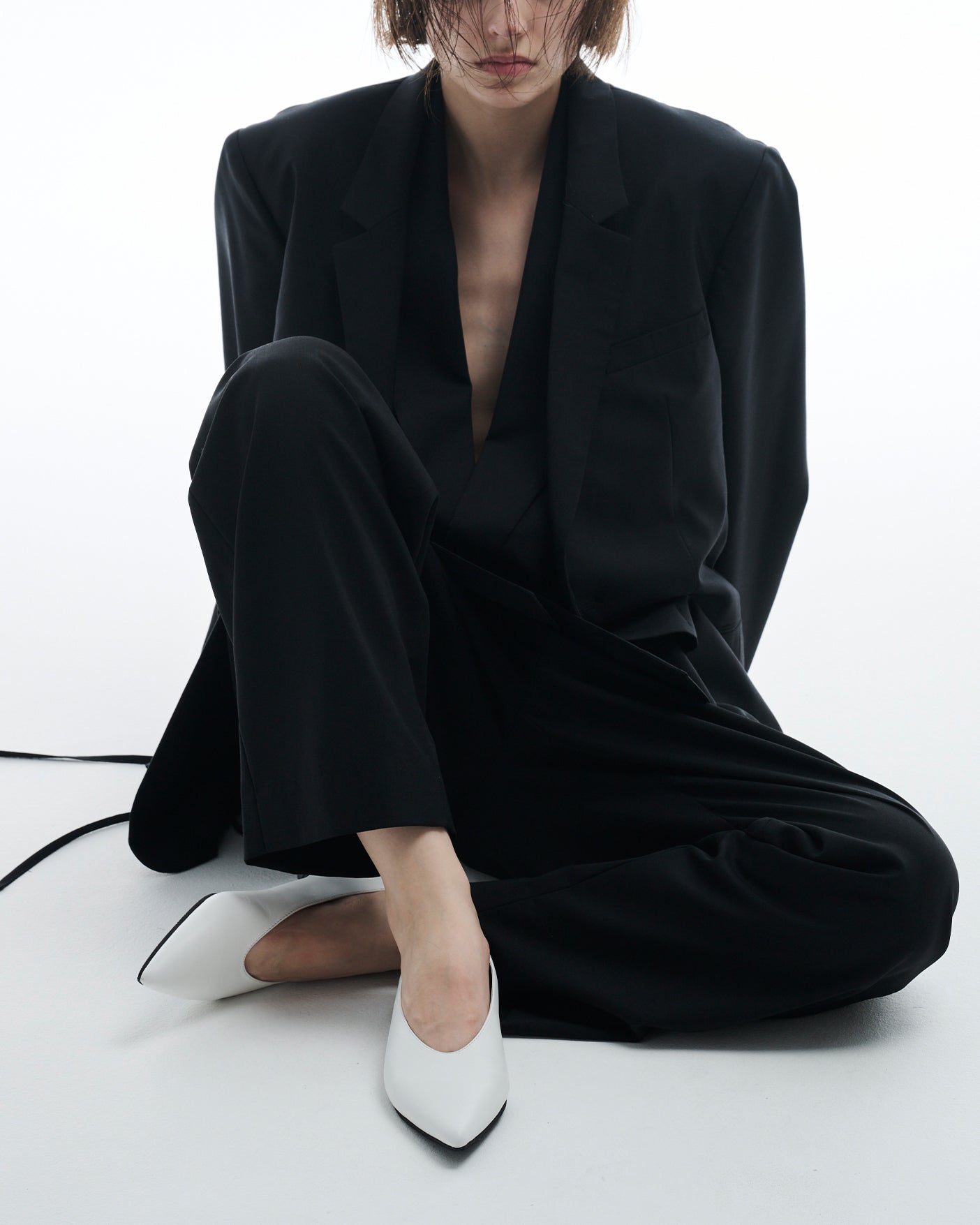 MM POINTED U PUMPS / WHITExBLACK – SHISEI