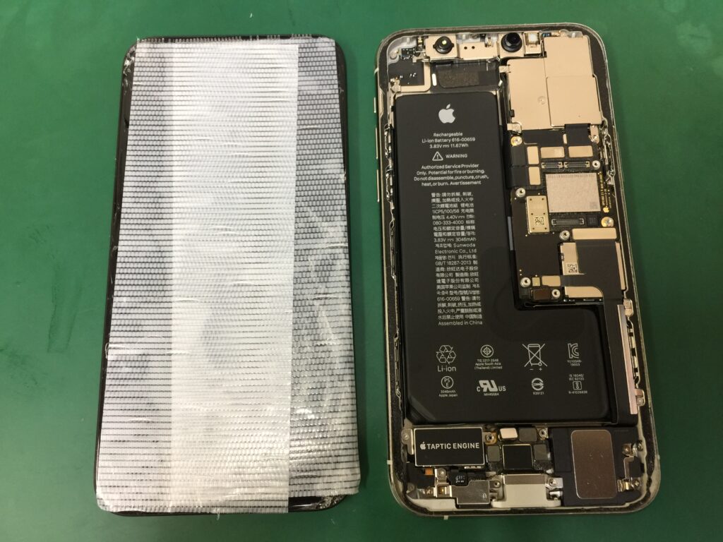 iPhone11PROの画面ガラス割れと液晶に黒いシミが広がっている状態の