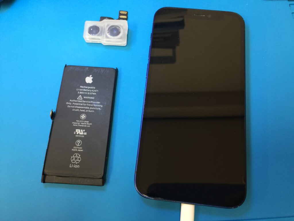 iPhone 12 mini のメインカメラを使用すると異音がしてピントが合わ