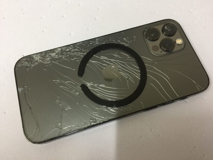 iPhone12 Proの背面のガラス割れとバッテリーの状態が75%で減りが早く