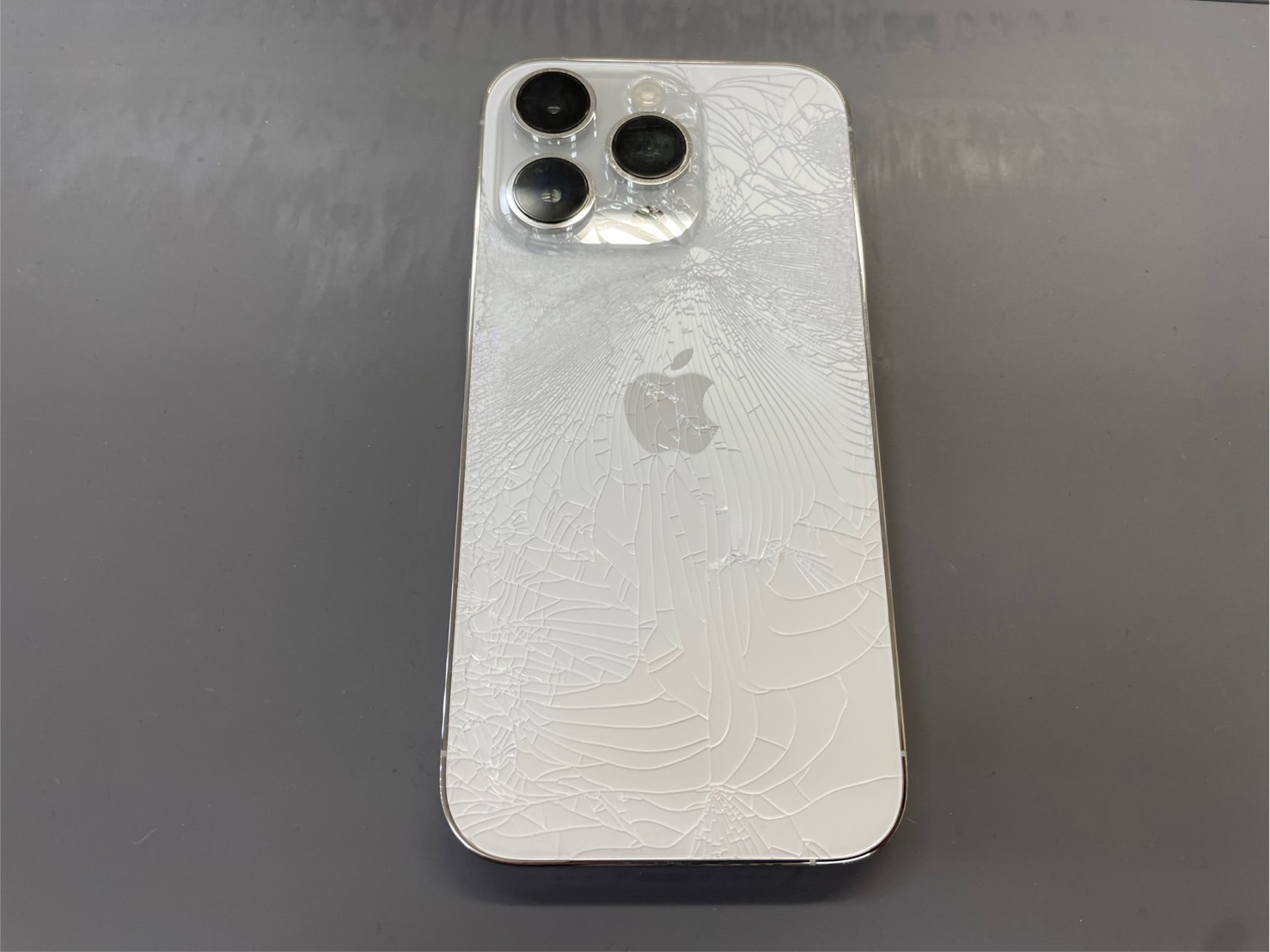 iPhone14Pro背面ガラス割れの修理【iPhone修理川越】 | iPhone・iPad