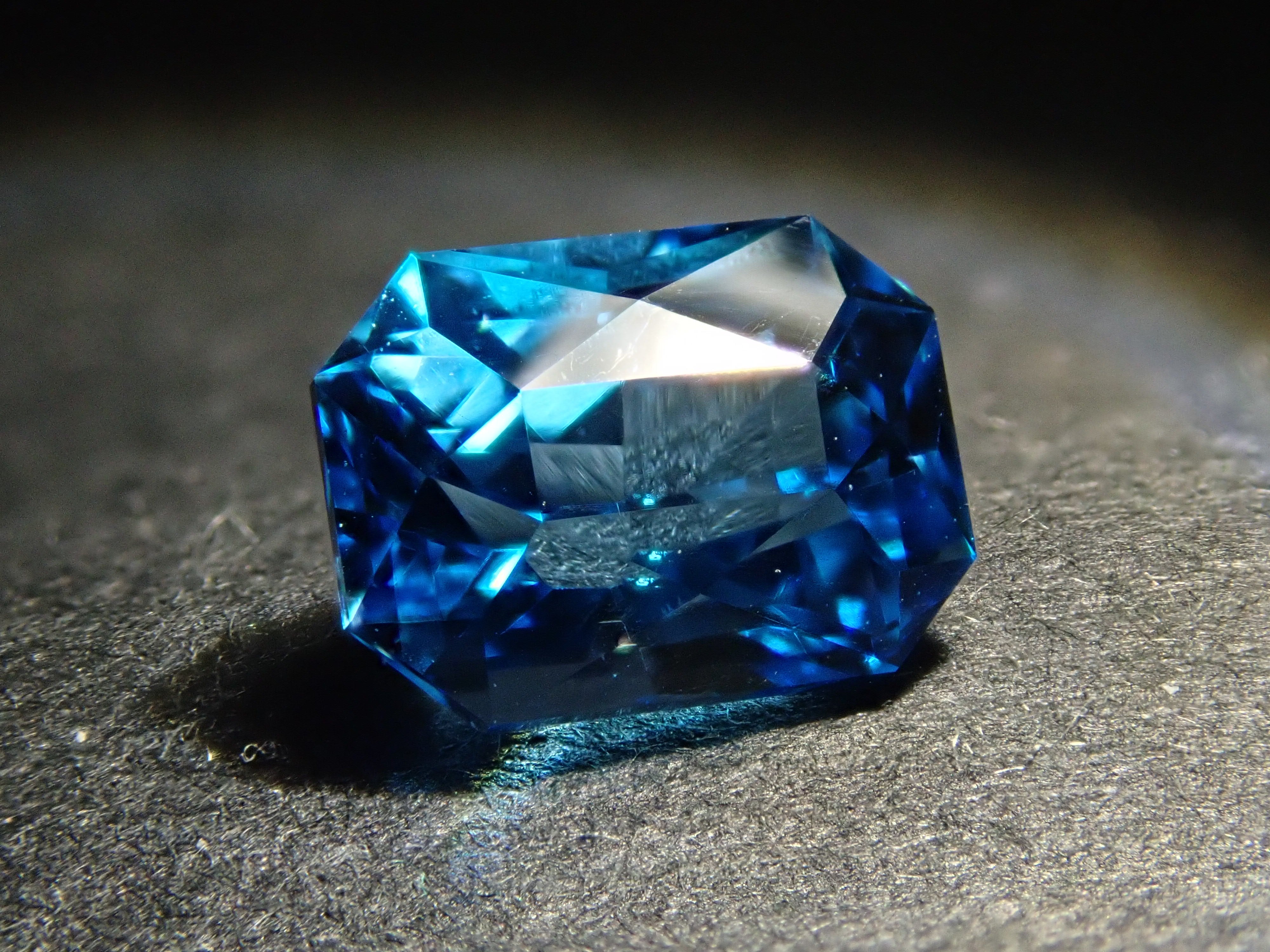 ブラジル産スイスブルートパーズ 1.062ctルース