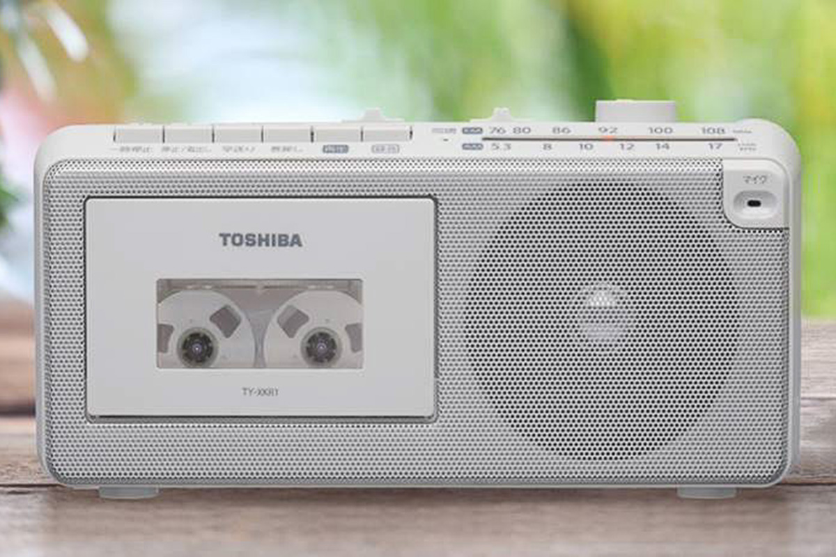 昔はよく見かけた小さいラジカセ、まだ新製品が発売されてるんですよ