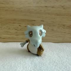 初期モンコレ カラカラ 骨付き ポケモン - メルカリ