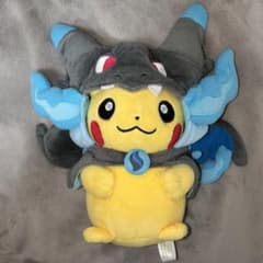 メガリザードンXのポンチョを着たピカチュウ ぬいぐるみ - メルカリ