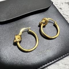 CELINE ノット スモールフープ ピアス（ゴールド） - メルカリ