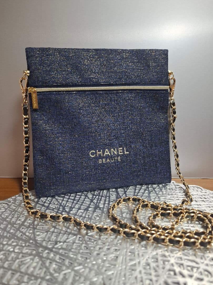 CHANEL 　ホリデー限定ポーチ　ネイビー　ノベルティ　斜め掛け シャネルのホリデー限定セットが登場。おしゃれなポーチと人気アイテム