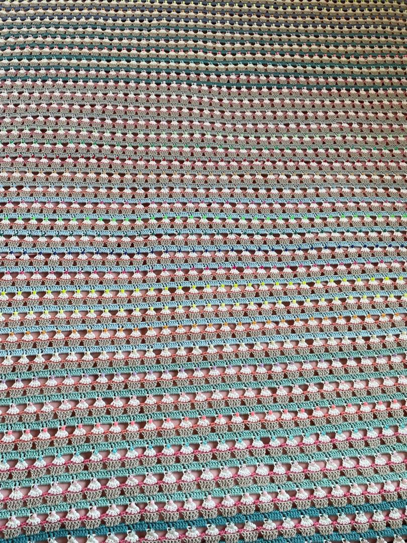 o*i様 ハンドメイドカップケーキかぎ針編みクロシェビーズ編み込みベッドカバー大 SAKURA MIYAWAKI × Couturier DIYクロッシェスイーツポーチの会