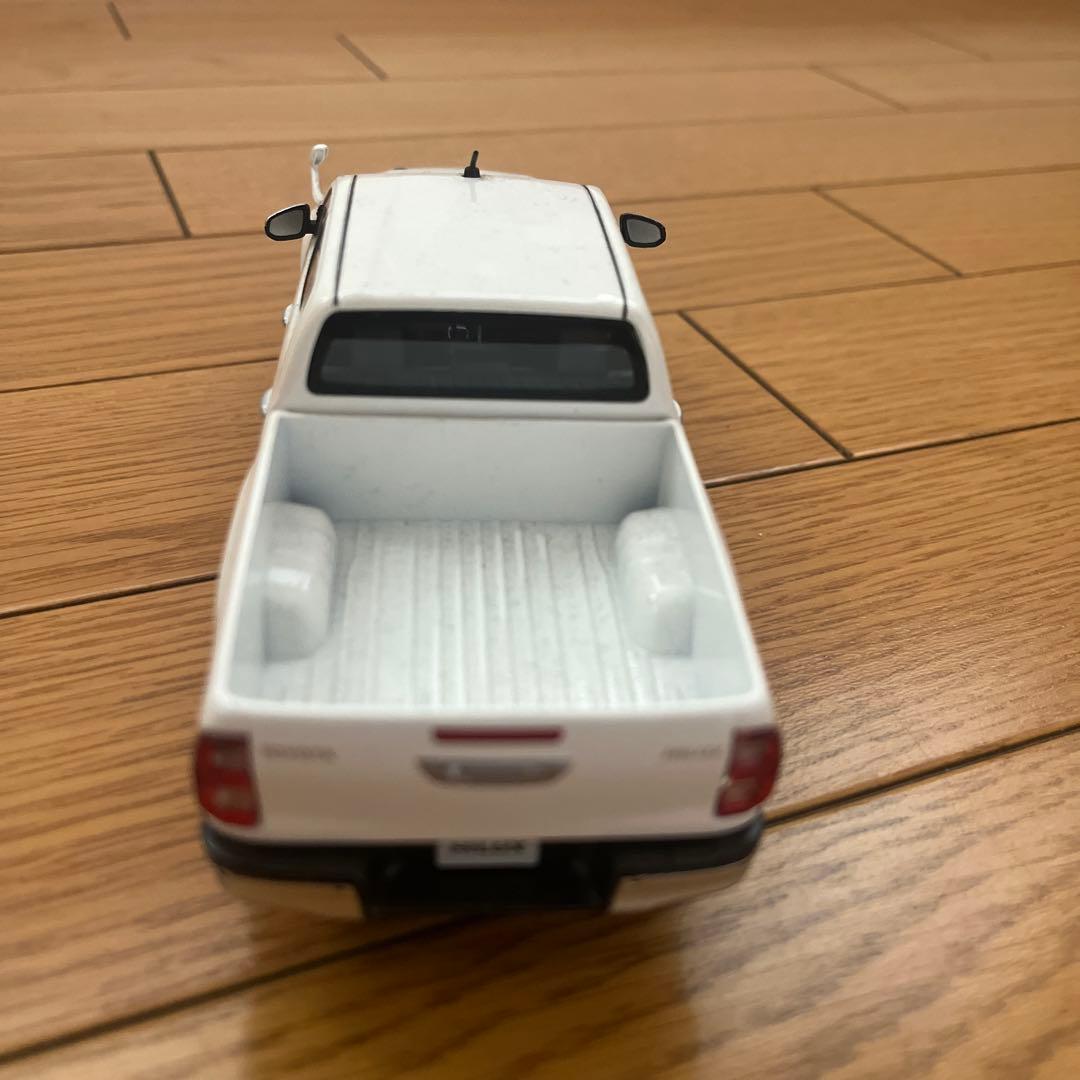 トヨタハイラックス カラーサンプル 30分の1スケール スーパーホワイト