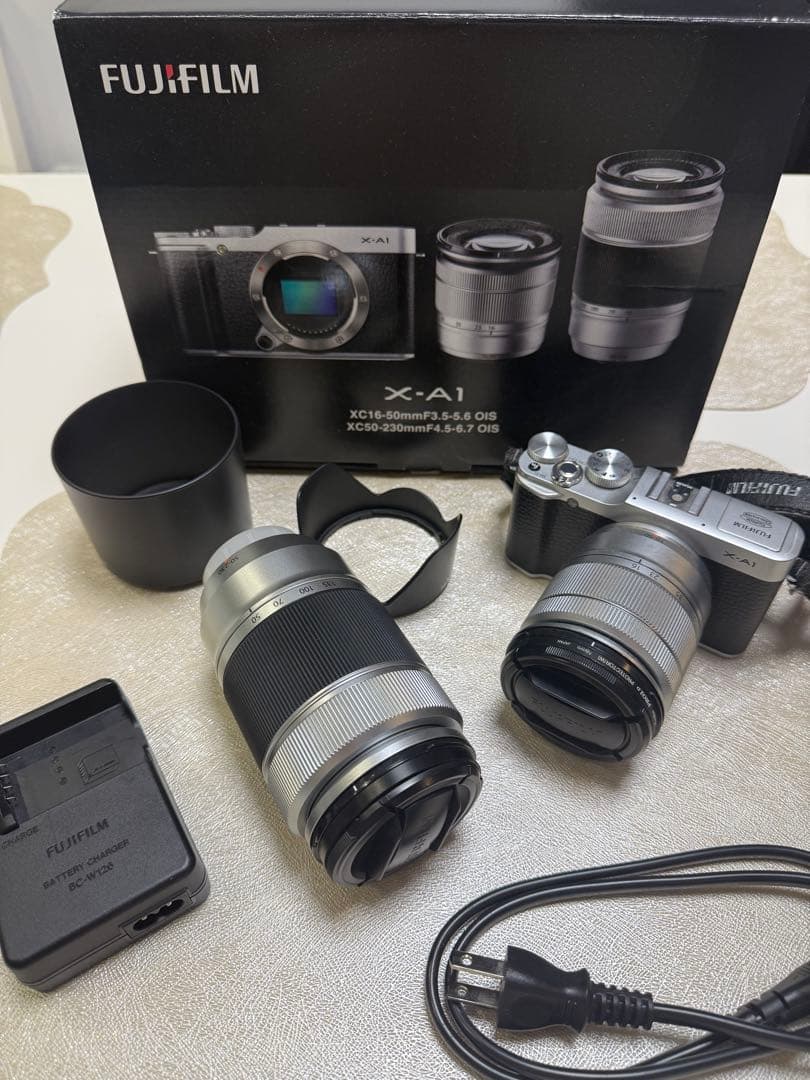 FUJIFILM X-A1 ミラーレスカメラ 2本のレンズ付き 富士フイルム、エントリー向けのAPS-Cミラーレス一眼「FUJIFILM X-A1