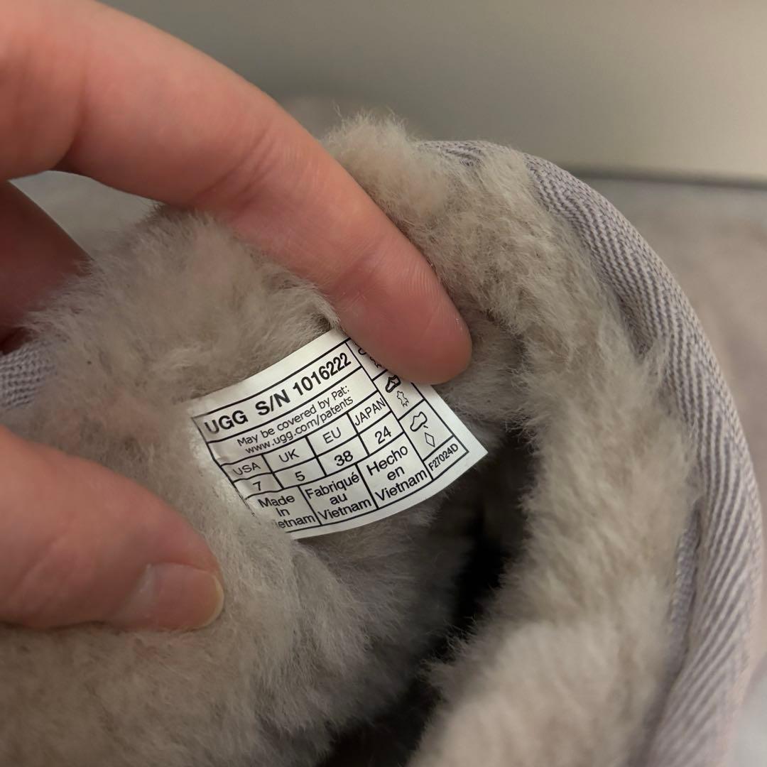 UGG クラシック ミニ II ロゴパッチ アンクルブーツ 24cm - メルカリ