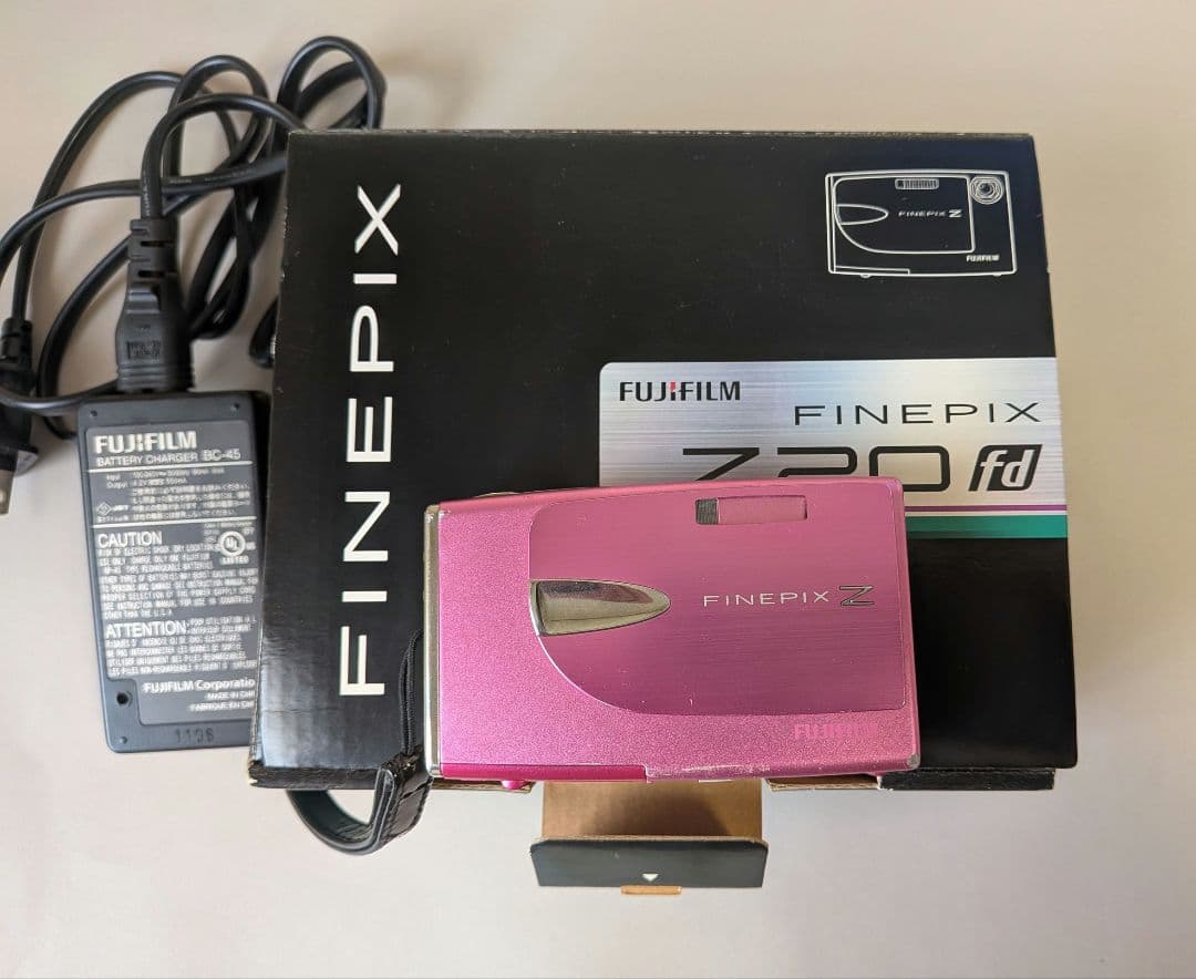 FUJIFILM FinePix Z20fd ピンク　平成レトロ　デジカメ Fujifilm FinePix Z20fd (Pink) 10-megapixel digital camera with 3X