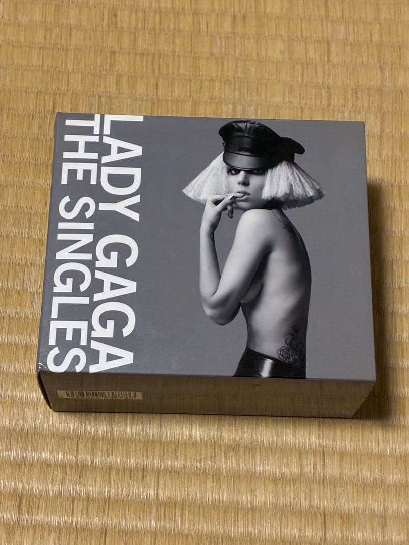 Lady Gaga レディー・ガガ The Singles 5000セット限定盤 Amazon.co.jp: ザ・シングルス - レディー・ガガ: ミュージック