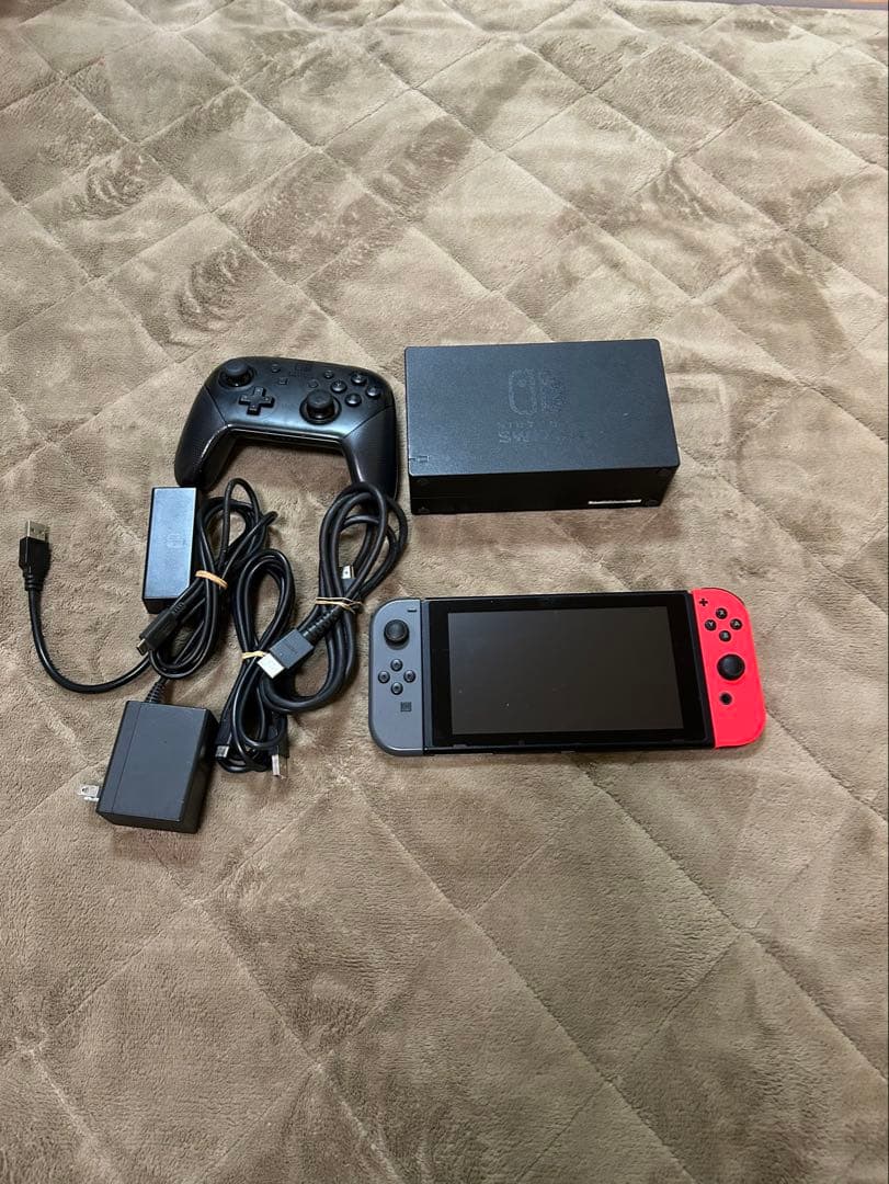 Nintendo Switch 本体 グレー/赤 Nintendo Switch Console with Gray Joy-Con -(Japan Version