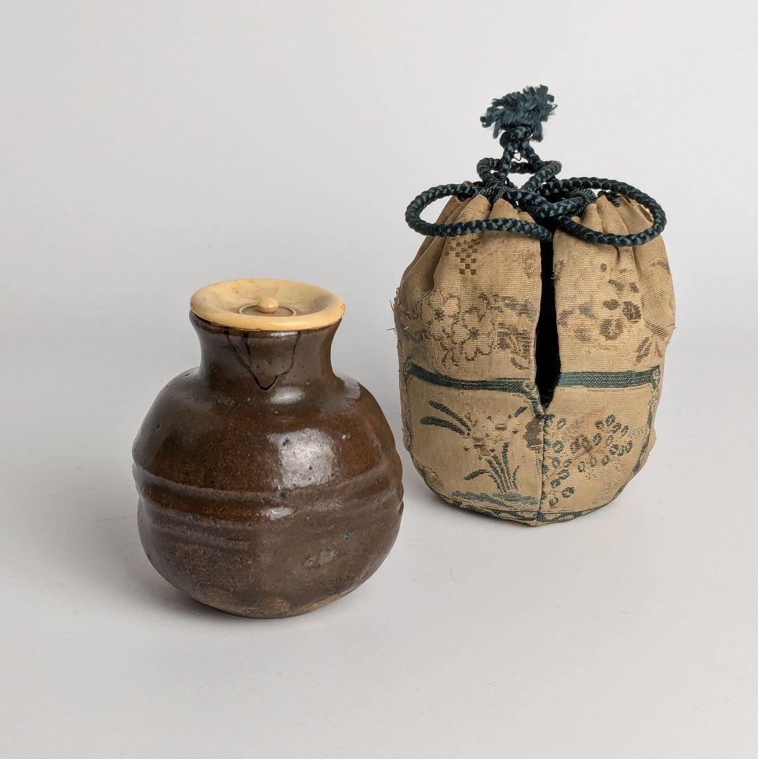 古高取茶入　仕覆、箱付　高取茶入　瀬戸茶入　唐物茶入 高取焼 肩衝茶入 高取喜恵(作) 牙蓋 仕覆付 共箱 遠州七窯 | 古美術ささき