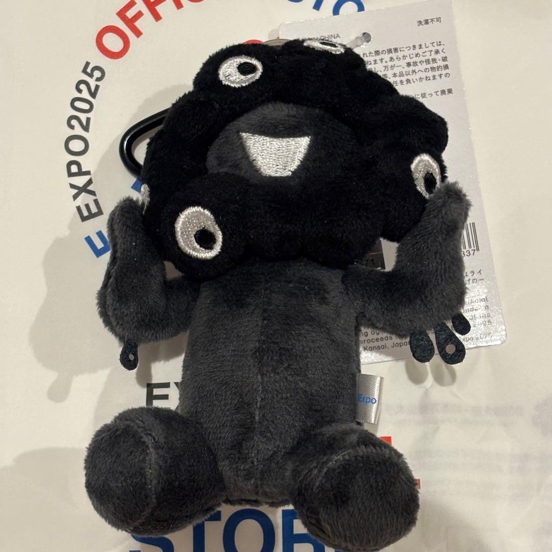 大阪関西万博 ミャクミャク ブラック カラビナ付きマスコット（お座り