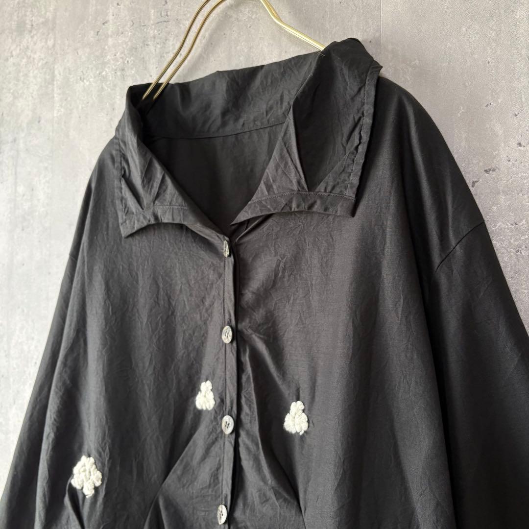 慈雨 ジウ 刺繍デザインカラーブラウス 変形ヘムライン 黒 40