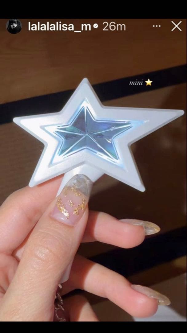 限定 LISA OFFICIAL LIGHTSTICK KEYCHAIN - メルカリ
