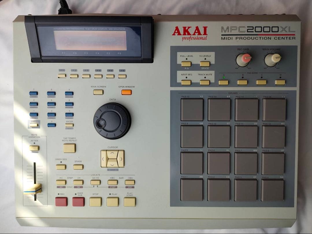 AKAI MPC2000XL MIDIプロダクションセンター Akai MPC2000XL MCD MIDI Production Center | zZounds
