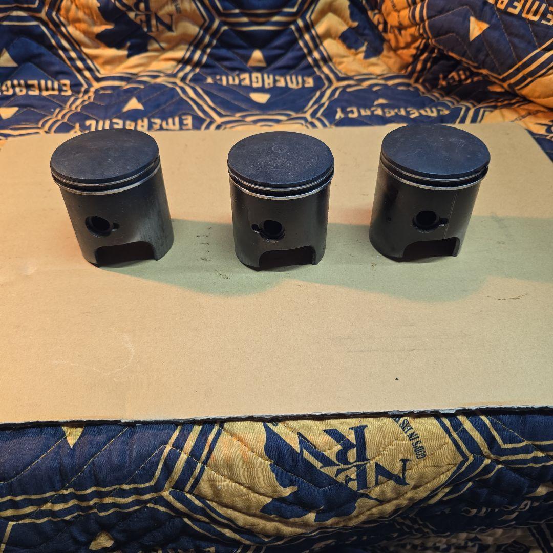 ジムニーsj.30 ピストンのみ　３個セット　傷あり ステンレス』ジムニー SJ30/SJ40/JA71/JA11/JA12/JA22/JA51/JB31/JB32
