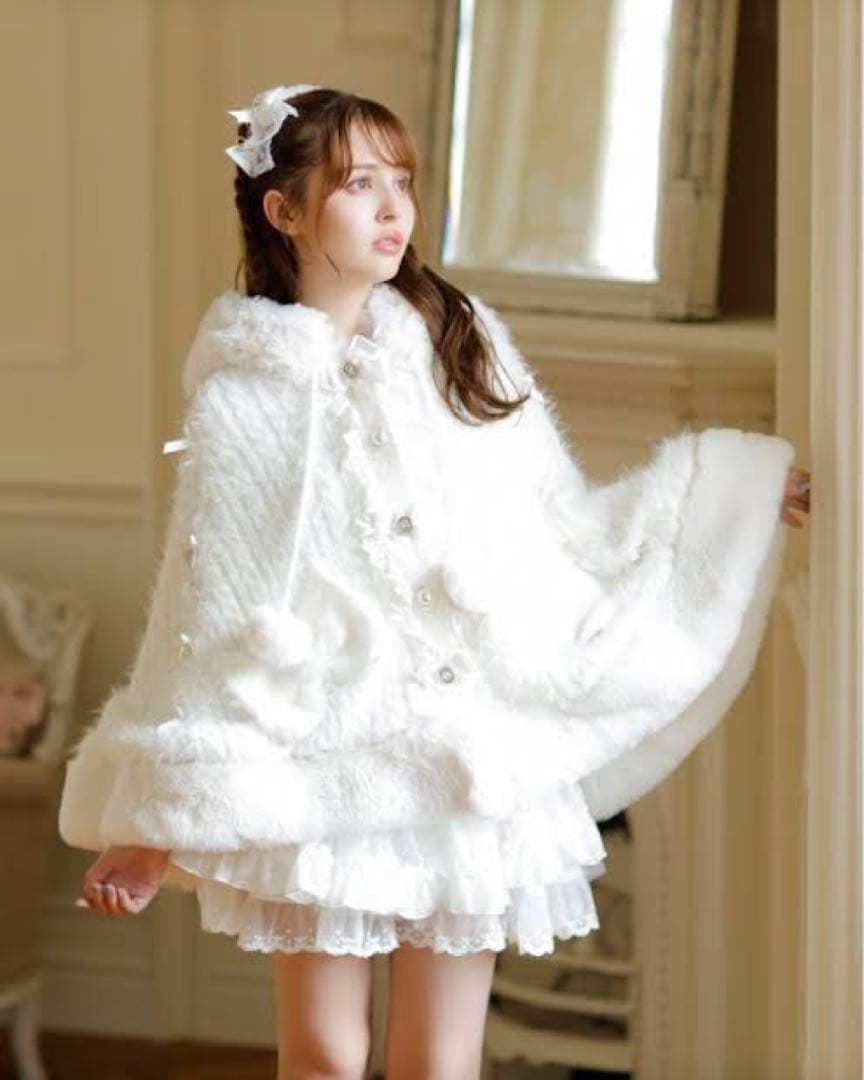 LIZ LISAホワイト リボン付き ポンチョ(リズリサ) - メルカリ