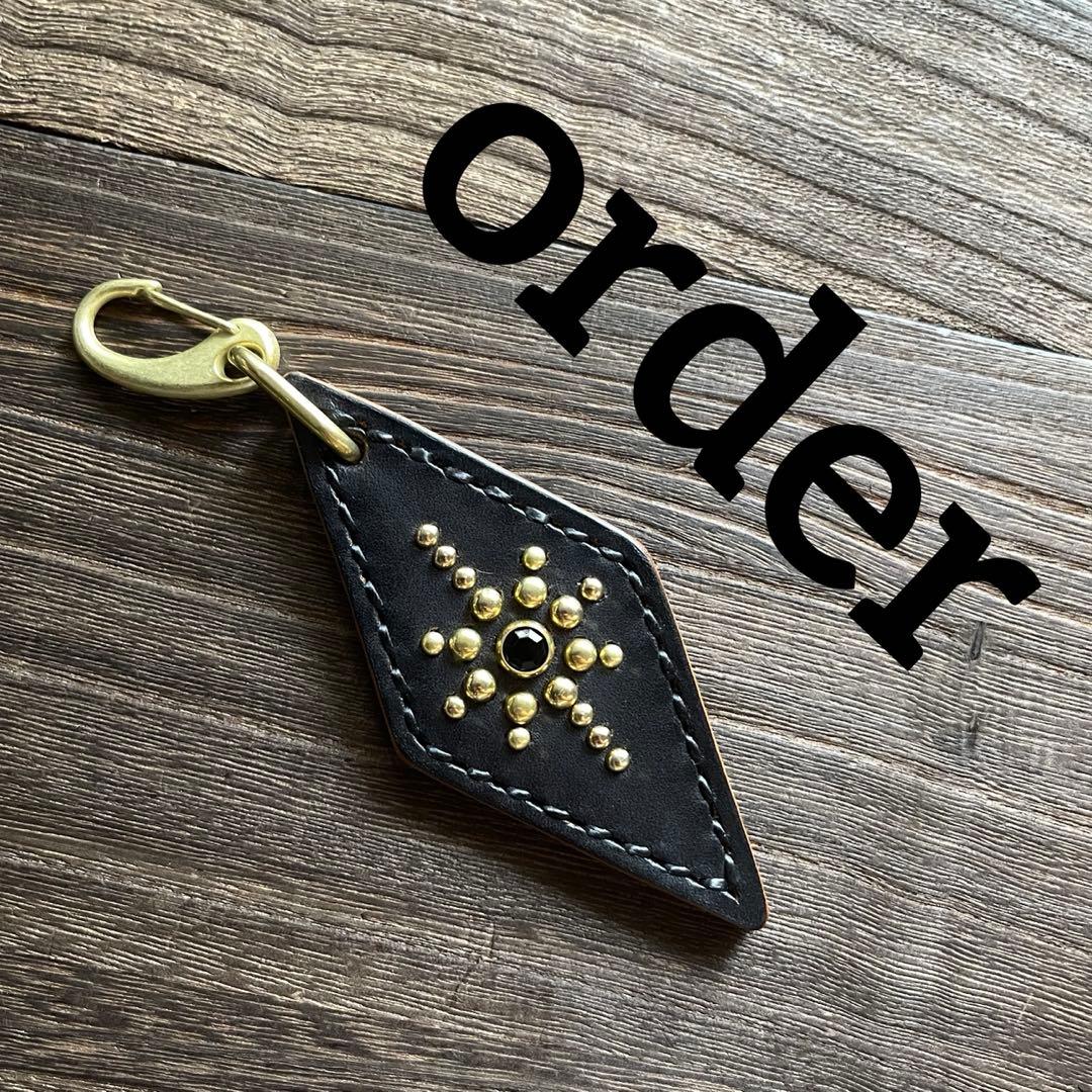 オーダー品　モーテルスタッズキーホルダー　スタッズブレスレット LOVE NEVER DIES スタッズキーホルダー (ゴールド) | MISIA