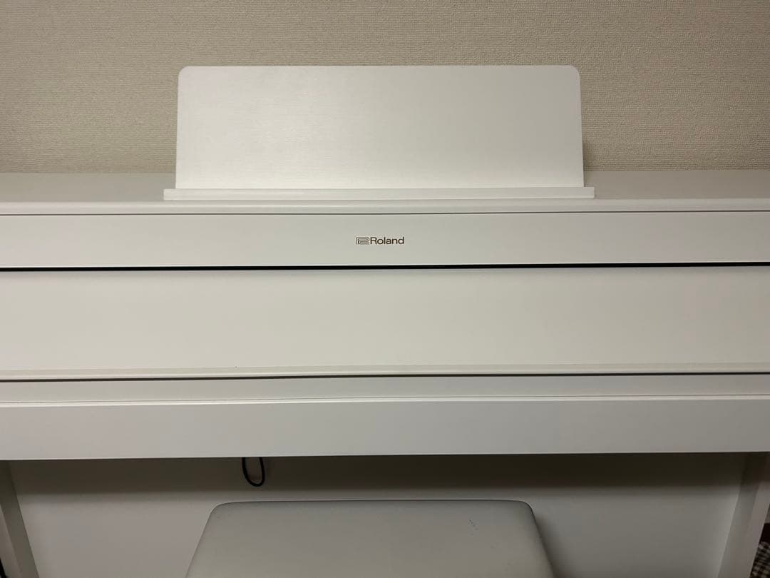 Roland HP-702 ホワイト電子ピアノ 88鍵 椅子付き Roland HP702 WHS ホワイト 電子ピアノ 88鍵盤 ベージュカーペット(小
