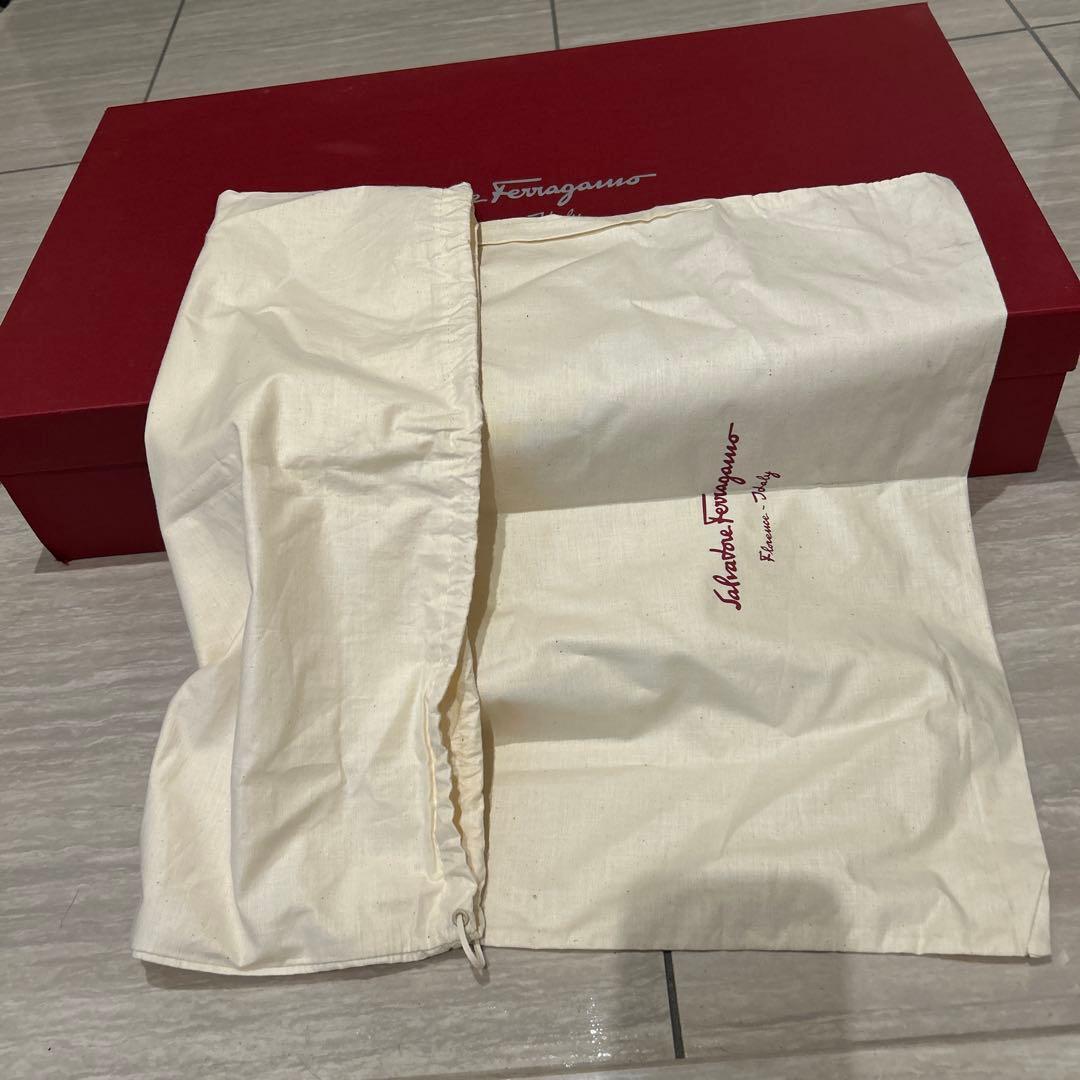 フェラガモ」 ダークブラウンロングブーツ 購入時の箱、靴収納袋付き