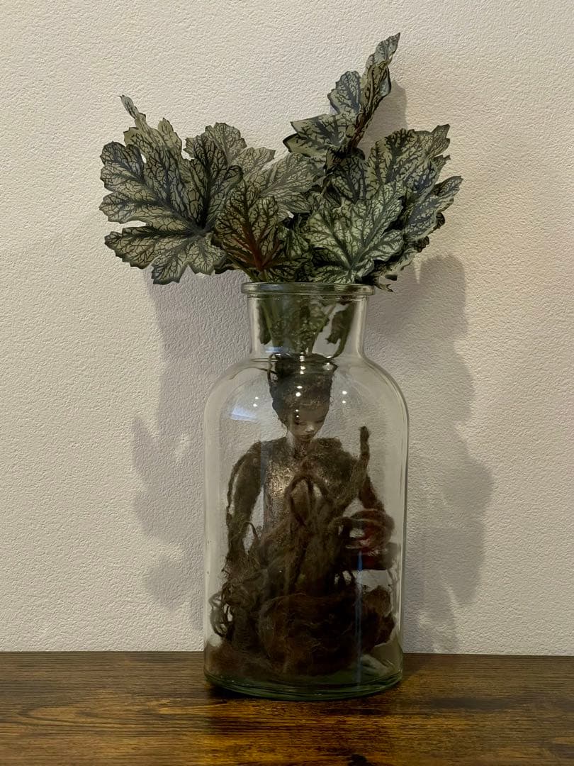 創作人形・ウーマンドレイクの標本「根を持つ者」 野口哲哉の大型個展「鎧を着て見る夢 –ARMOURED DREAMER–」、彫刻の森