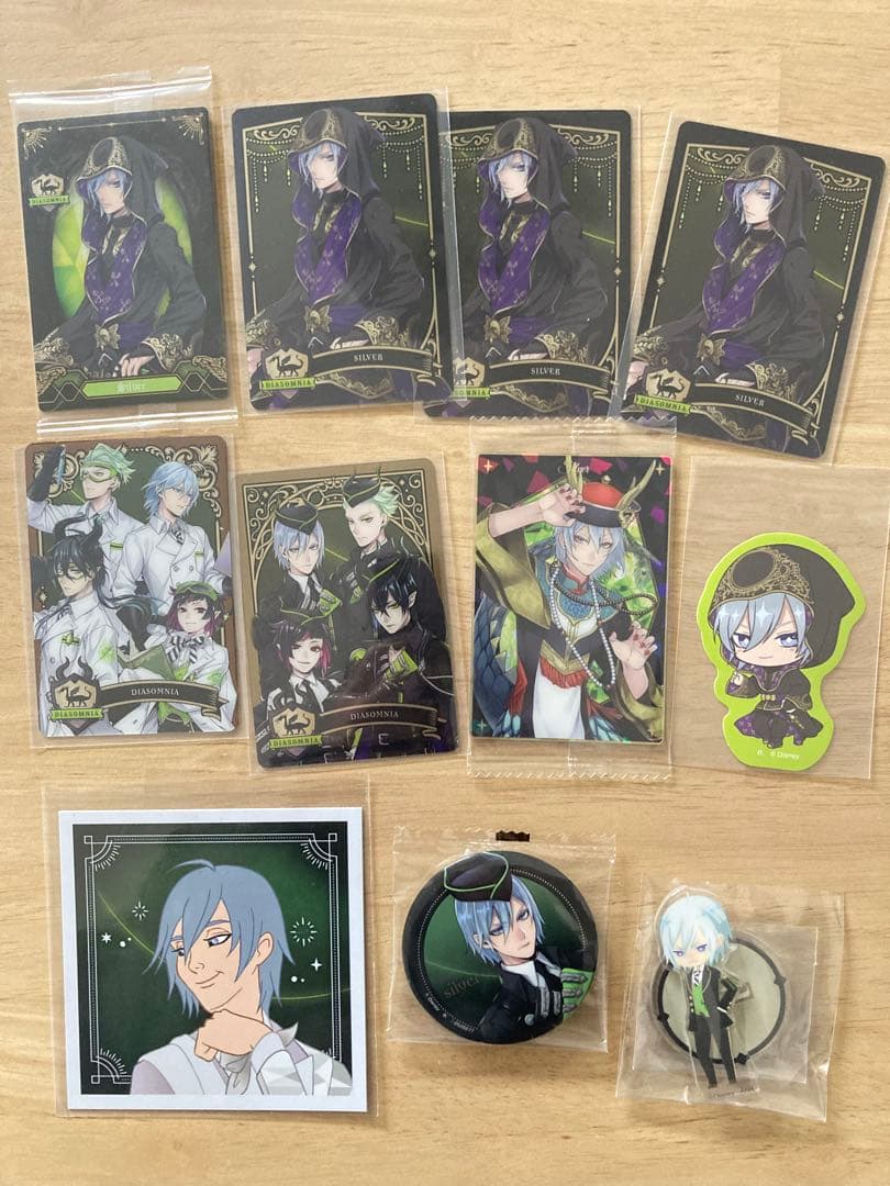 ツイステ カード ステッカー 缶バッジ アクリルスタンド シルバー