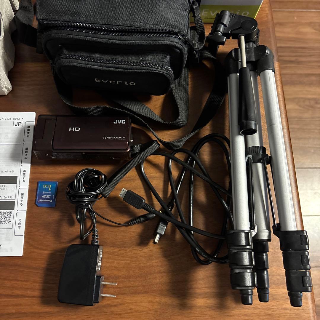 JVC GZ-V675 ビデオカメラ 本体 ケース 三脚 説明書つき - メルカリ