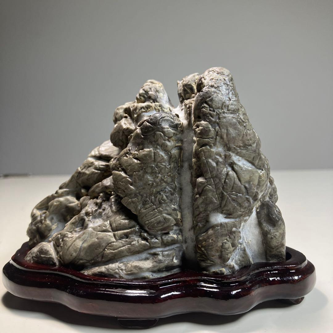 グレーの山型水石 木製台座付き - メルカリ