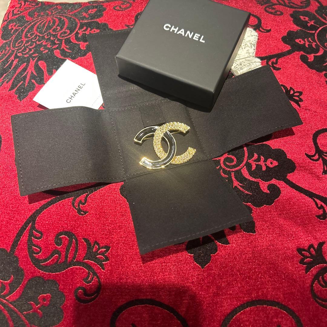 CHANEL ジェニーちゃんPV使用ブローチ 新作CHANEL☆シャネル チェーンブローチ 超入手困難 直営店1点 (CHANEL
