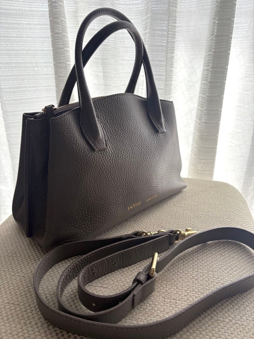 美品IACUCCIベラール2wayショルダーバッグ ハンドバッグ グレージュ 美品 イアクッチ べルーラ 2WAYハンドバッグ グレージュ ストラップ