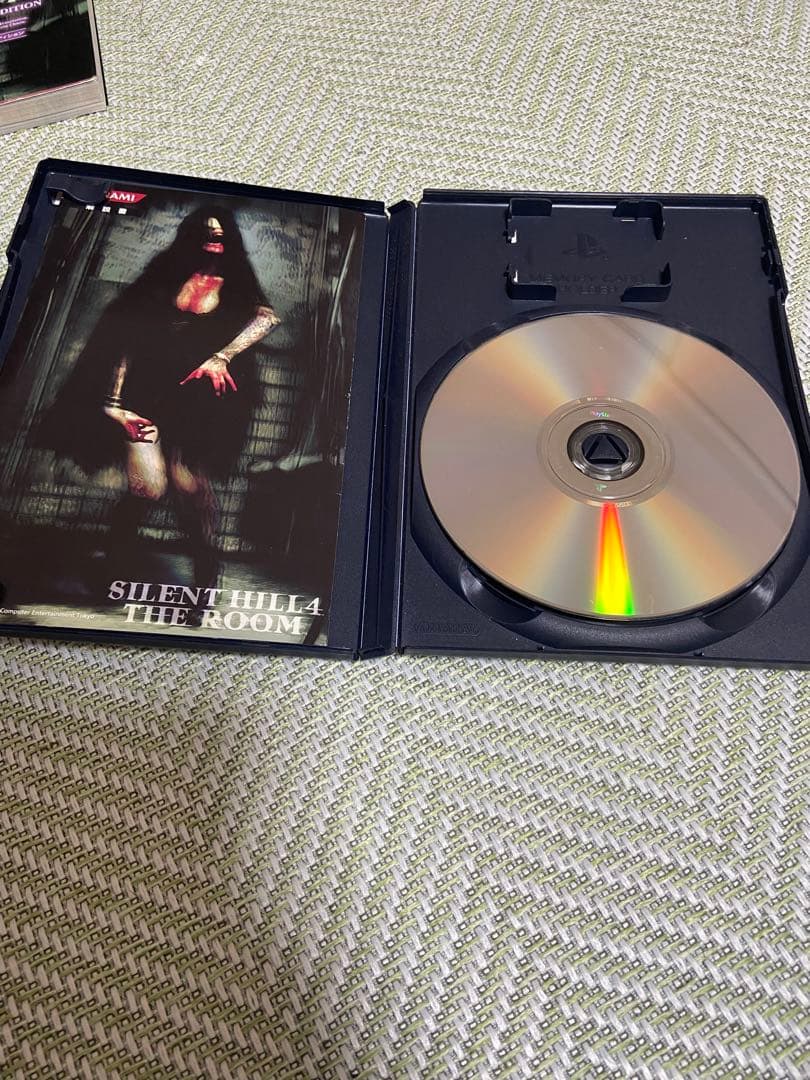 SILENT HILLシリーズ(1.2.4)＋4攻略本(ばら売り可)